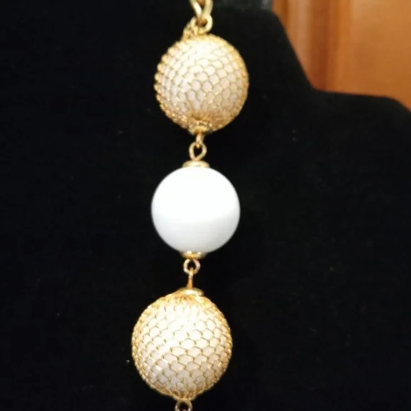 VTG 80s TRIFARI Gold-Toned Caged Chunky White Lucite Bead Necklace Adj. 27-33" L - Picture 4 of 5